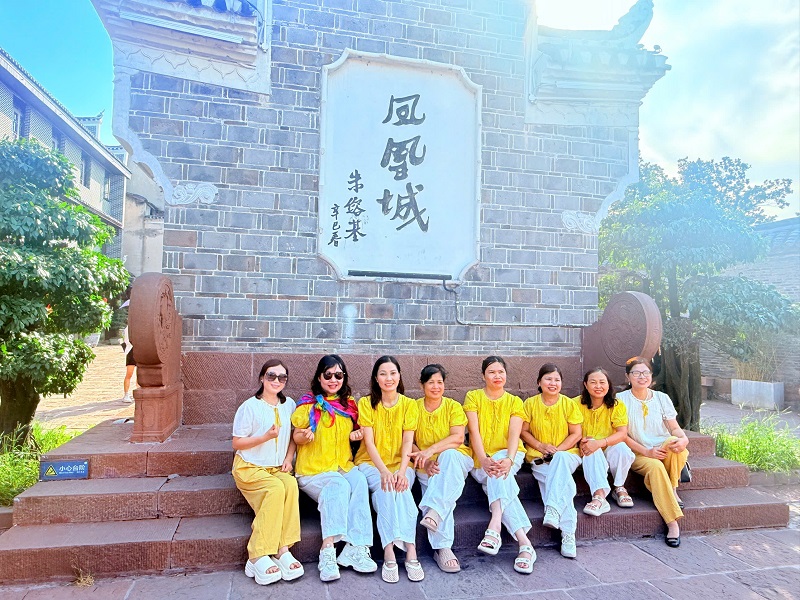 Hình ảnh đoàn đi Phượng Hoàng Cổ Trấn khởi hành ngày 09/07/2025